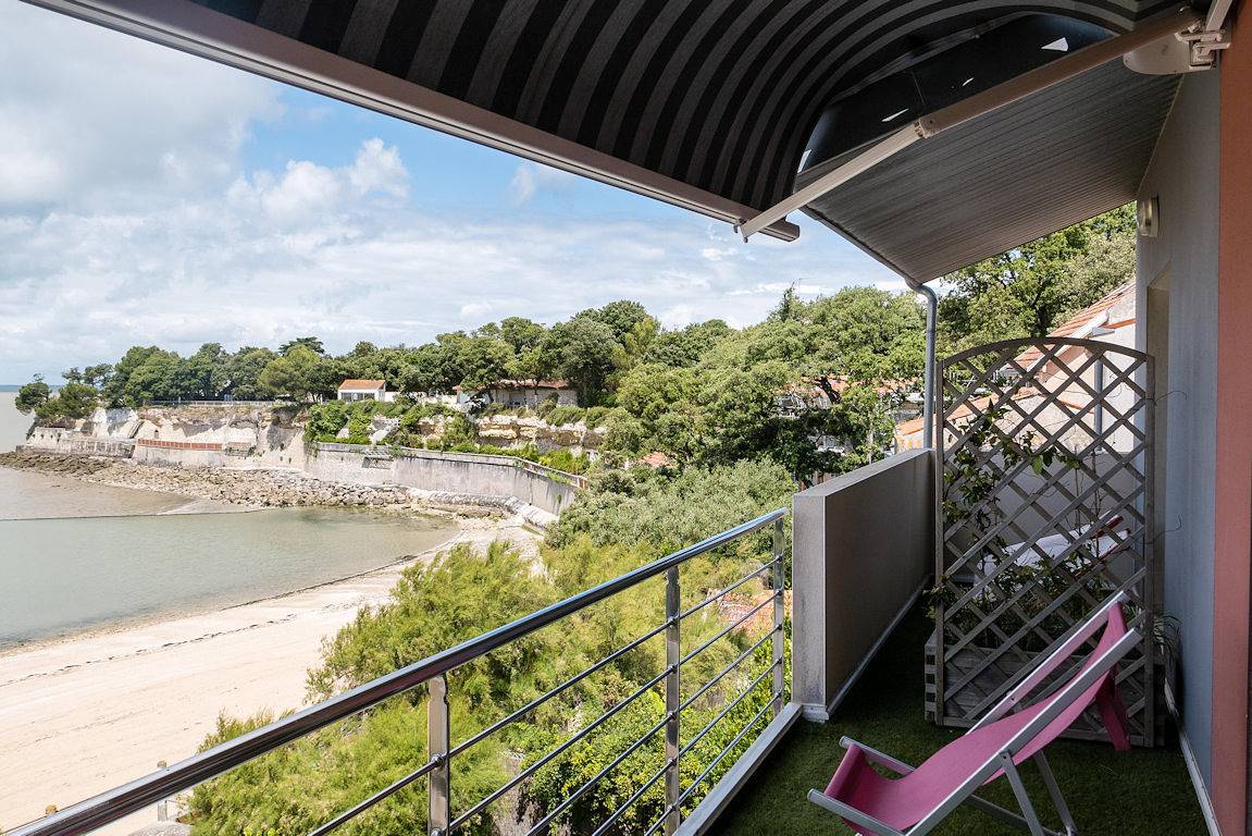 Chambres d'hôtes à Fouras, Le Bois Vert, bord de la plage - Chambre 1 avec balcon vue mer in Fouras, Région de Rochefort