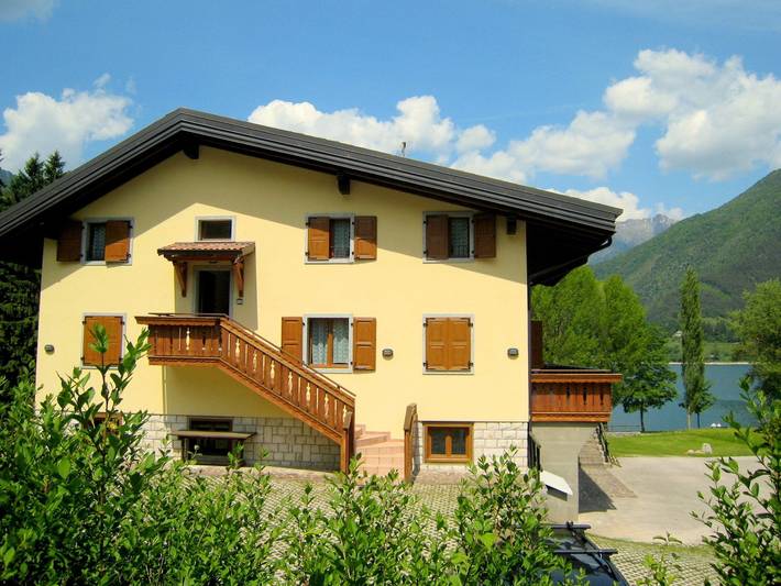 Ferienhaus für 6 Personen, mit Terrasse und Garten in Ledro