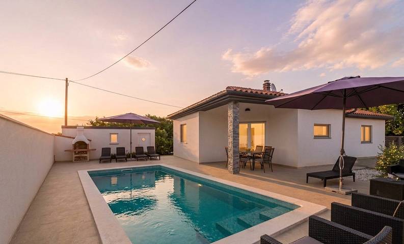 Villa für 8 Personen, mit Pool und Terrasse sowie Garten - 1