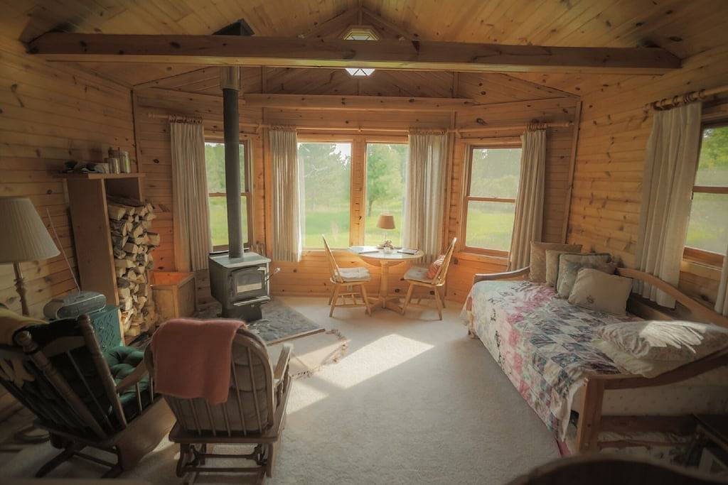 Haustierfreundliche Hütte auf den Wiesen am Waldrand mit großen Fenstern in Aitkin County