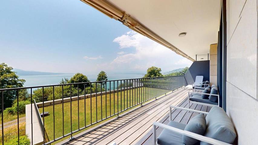 Appartement de vacances pour 4 personnes, avec terrasse et vue sur le lac ainsi que vue et piscine
