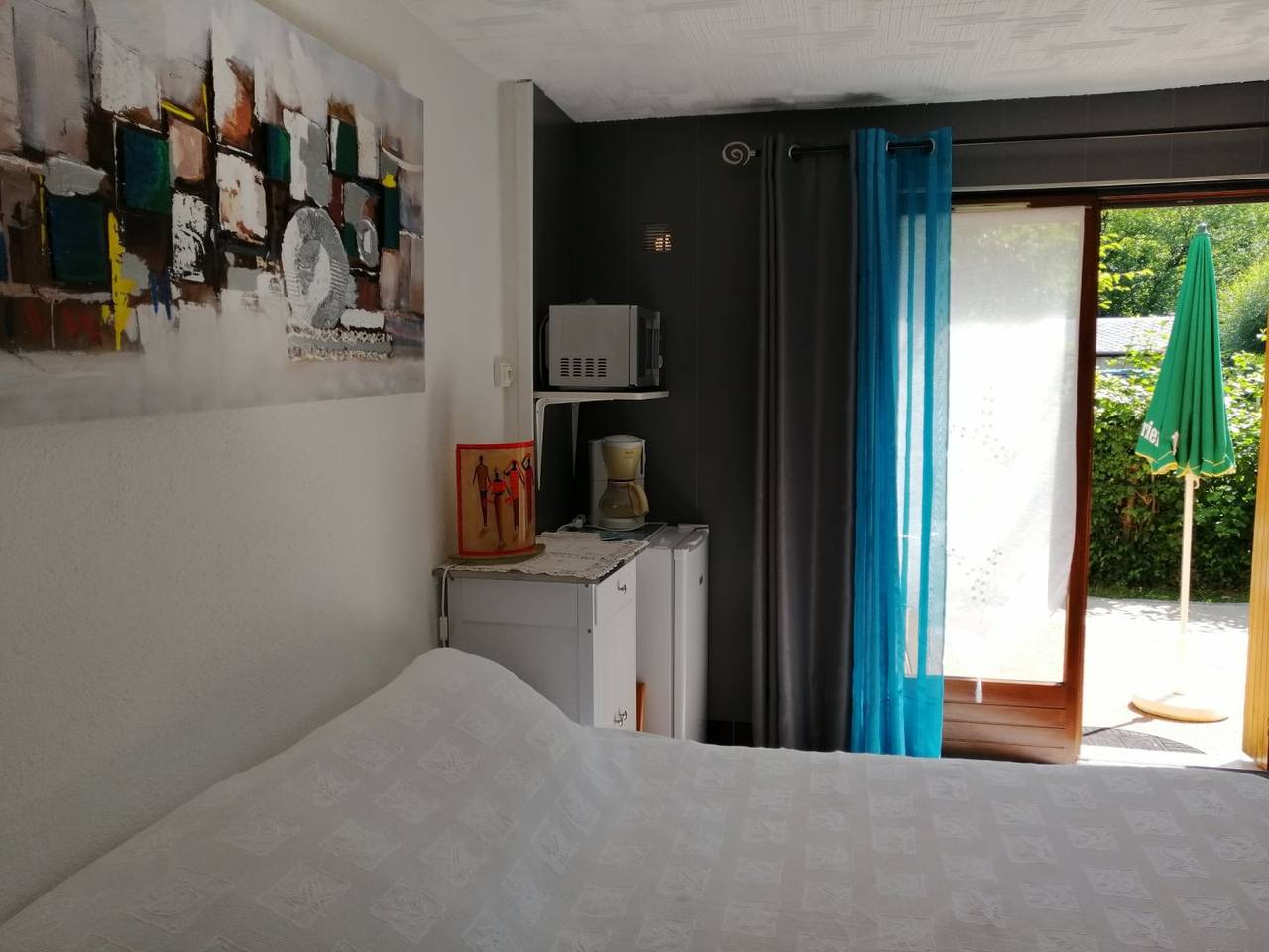 La chambre du Clos du Salt in Sainte-Eulalie-d'Olt, Parc naturel régional de l'Aubrac