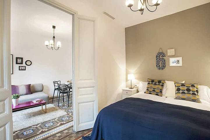 Appartement entier, Walk to Gaudi's Buildings - \"Vala\" High Ceilings - Free Luggage Storage Service. in Barcelona Centre, Barcelone