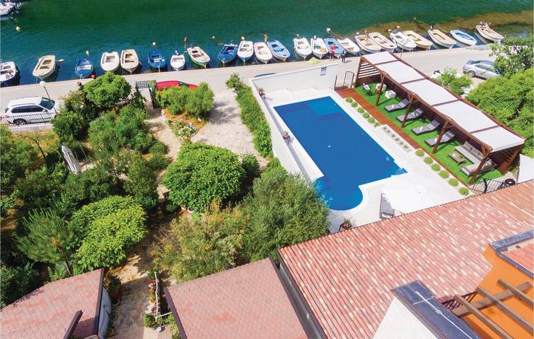 Apartment mit Meerblick, Pool, WLAN und Terrasse – 600 m vom Strand entfernt in Skradin, Šibenik-Knin