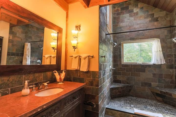 Ferienhaus für 6 Personen, mit Garten und Whirlpool sowie Terrasse, mit Haustier auf Vancouver Island