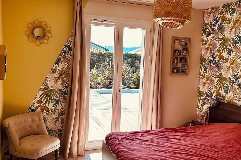 Villa moderne de plein pied, piscine, vue Rhune, orientée sud et plein centre in Saint-Pée-sur-Nivelle, Région de Bayonne