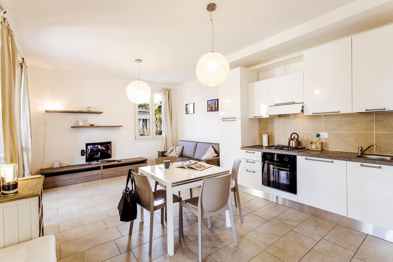 Appartement entier, Appartement 'Gran Fausto Bilo' avec vue sur le lac, Wi-Fi et climatisation in San Felice del Benaco, Montagnes autour du lac de Garde