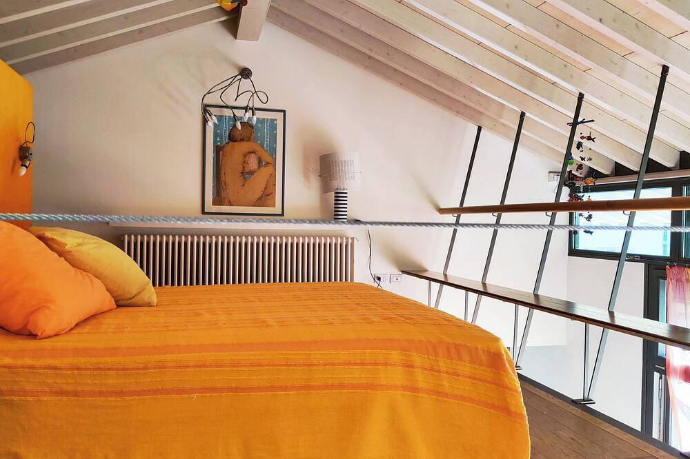 Green Oasis on Lake Iseo - House with Garden and Terrace 1 Minute from the Water in Lovere, Iseosee