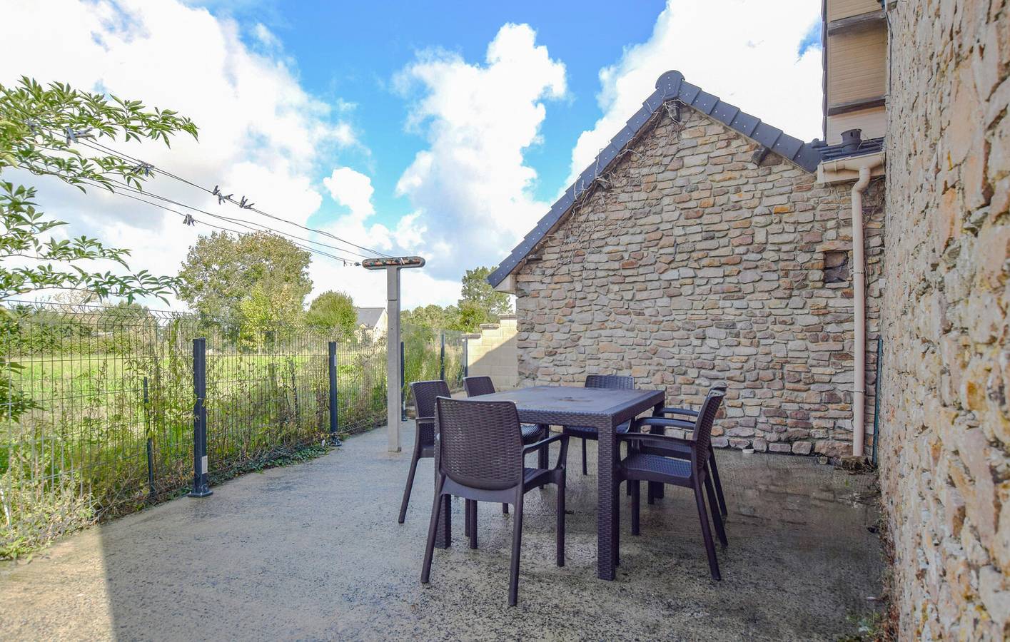 Cozy Apartment with WiFi, TV, Parking, Garden & Kitchen in Pirou, Coutances