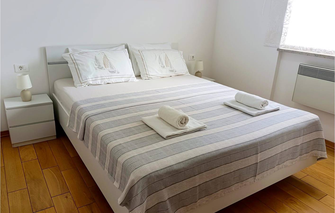 Elegante apartamento de 2 dormitorios con piscina, aparcamiento y a 2,5 km de la playa in Banjole, Costa sur de Istria