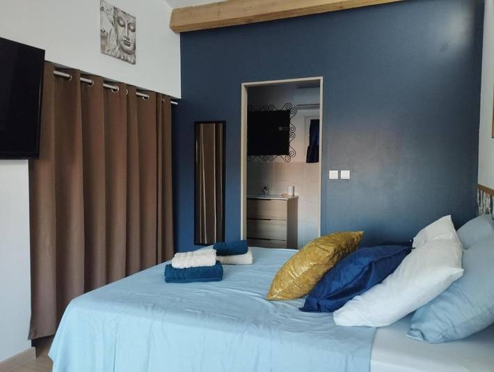 Location de vacances pour 2 personnes, avec jardin ainsi que terrasse et vue à Milhaud - 2
