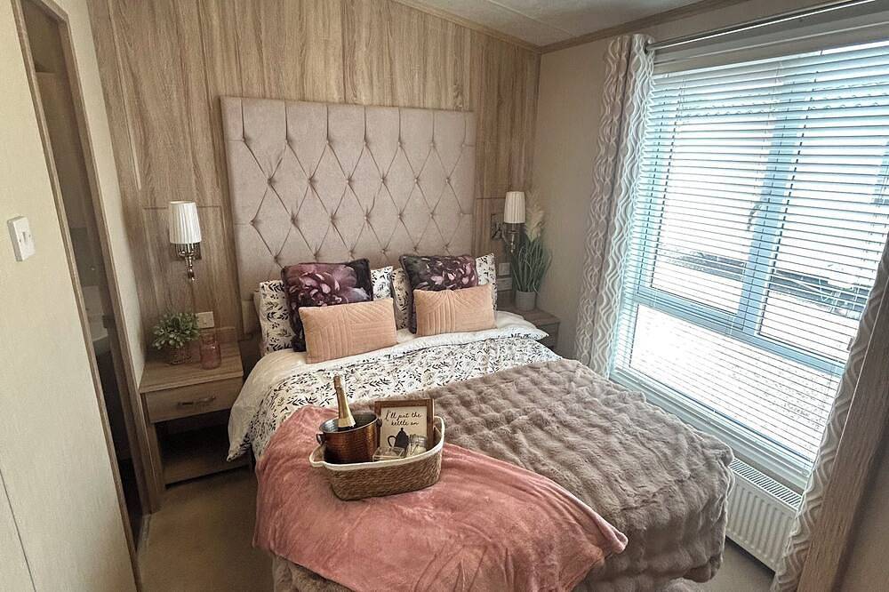 Luxury lakeside lodge with hot tub and sunset views. Pet friendly, 3 bedrooms in Tattershall, Lincolnshire