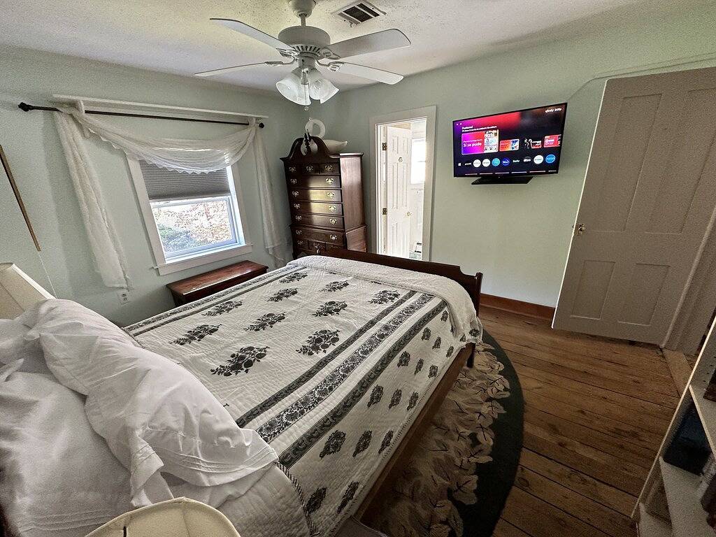 Peaceful home on the Nj Delaware canal tow path, blocks away to town. in Hunterdon County