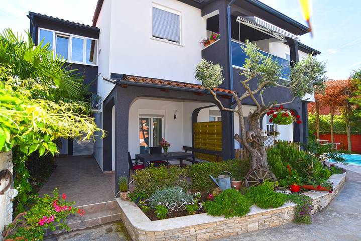 Ganze Wohnung, Ferienwohnung für 3 Personen mit Pool in Valbandon, Südküste Istrien
