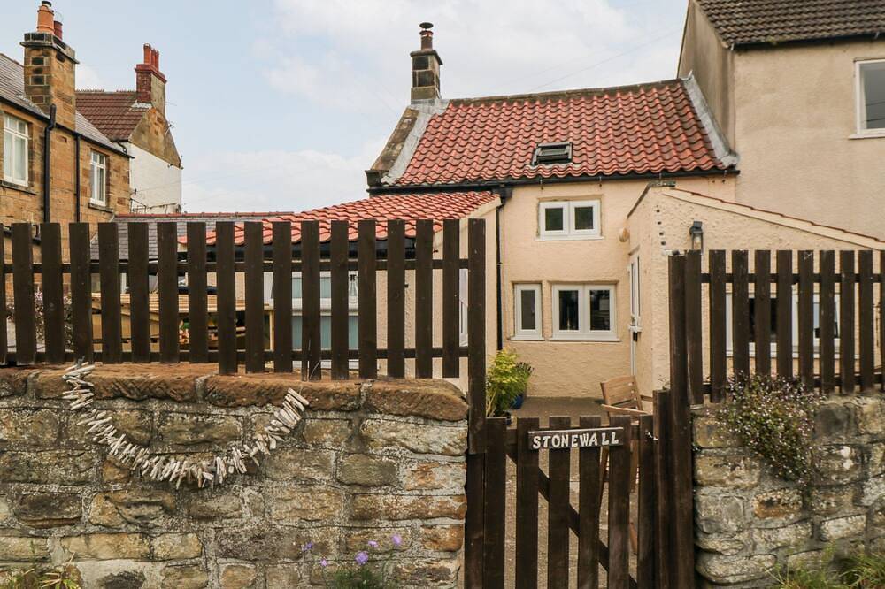 Stonewall, pet friendly, country holiday cottage in Sandsend in Sandsend, North York Moors National Park