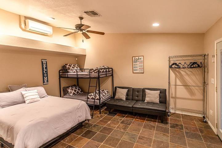Vacation rental for 16 people, with pool and hot tub as well as yard in Lake Havasu City