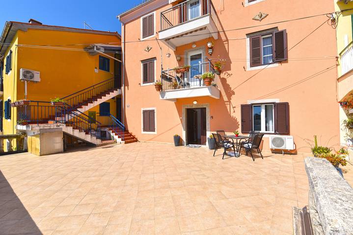 Ganze Wohnung, Ferienwohnung für 4 Personen mit Terrasse in Rabac, Labin-Rabac
