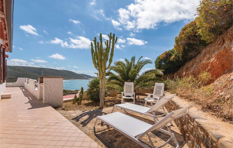 Apartamento vacacional entero, Junto a la playa 1BR Apt w / AC, estacionamiento y lavandería in Porto Palma, Arbus (Municipio)