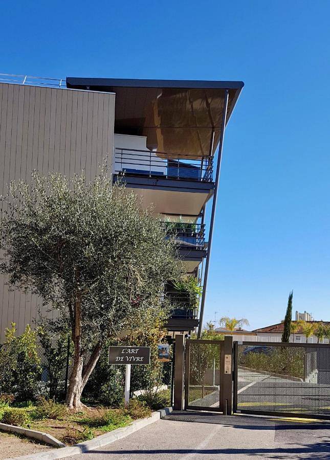 Gîte pour 2 personnes, avec terrasse ainsi que vue et piscine dans Thalazur - 2