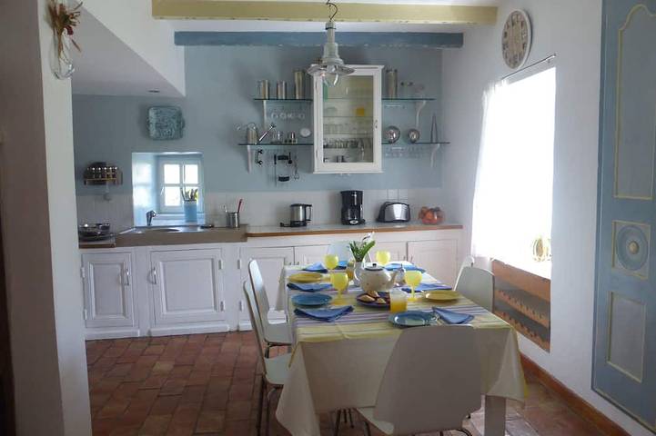 Gîte pour 6 personnes, avec piscine ainsi que jacuzzi et jardin à Vesseaux - 3