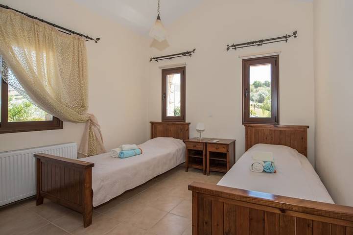 4bdr Familienfreundliche Villa mit 400sq. m. Spielplatz, privates beheiztes Schwimmbad in Südzypern