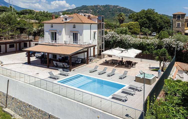 Gemütliches Strand-Apartment mit AC, Terrasse, Parkplatz & WiFi in Marina di Casal Velino, Casal Velino