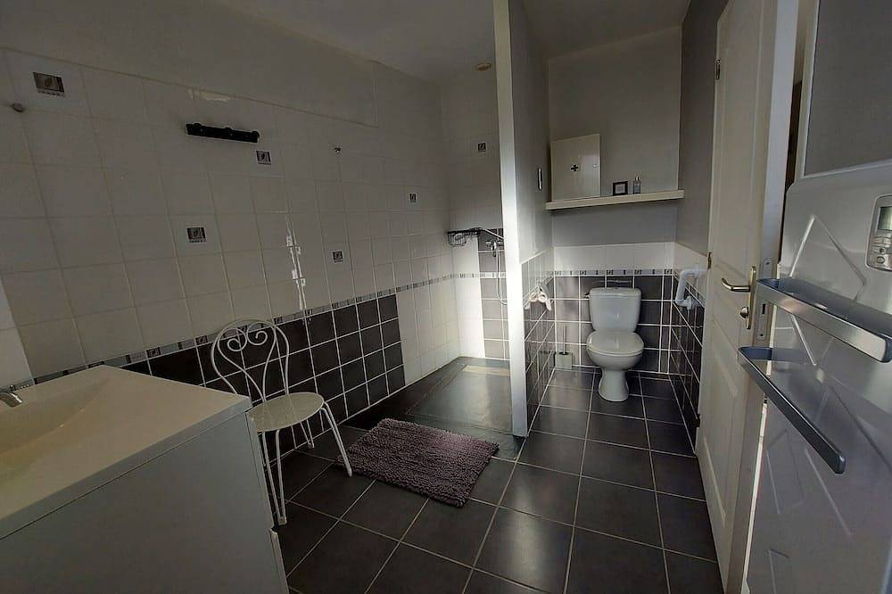 Grande maison avec étang privé, pêche, proche de Sainte-Suzanne - Accueil jusqu'à 8 personnes in Voutré, Mayenne