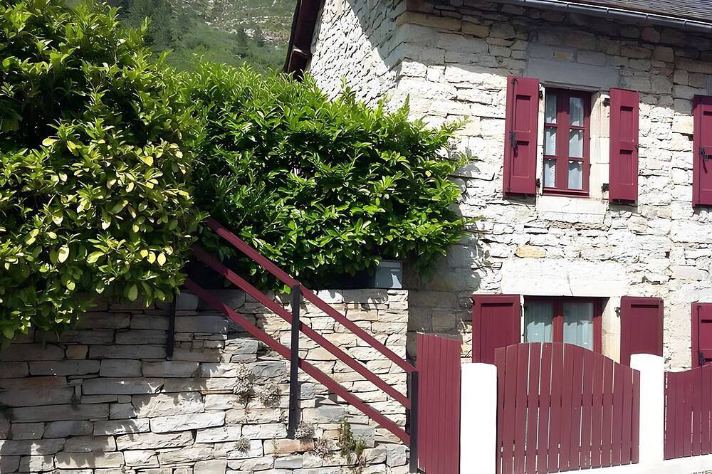 Gîte « Le Vignou » en Ste-Enimie: Vistas a la montaña, terraza privada y Wi-Fi in Gorges du Tarn Causses, Cevenas