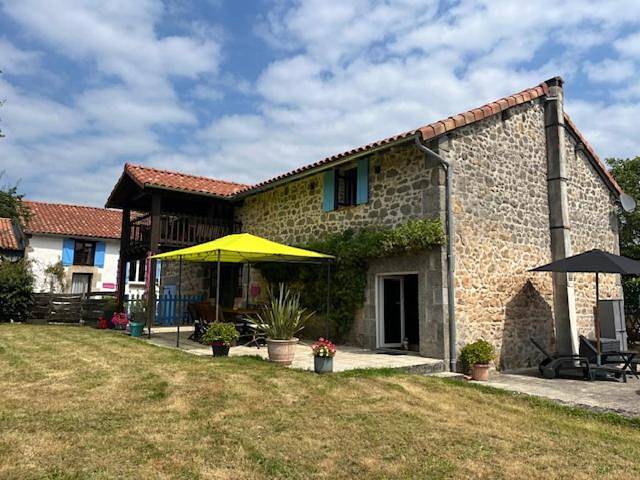Location de vacances pour 10 personnes, avec piscine ainsi que jardin et vue, adapté aux familles à Saint-Estèphe (Dordogne)