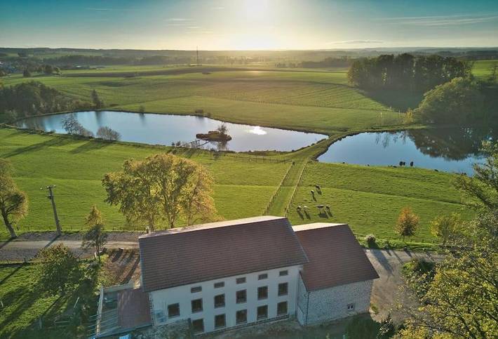 Location de vacances pour 15 personnes, avec vue sur le lac et sauna ainsi que terrasse et vue dans Ménil-sur-Belvitte