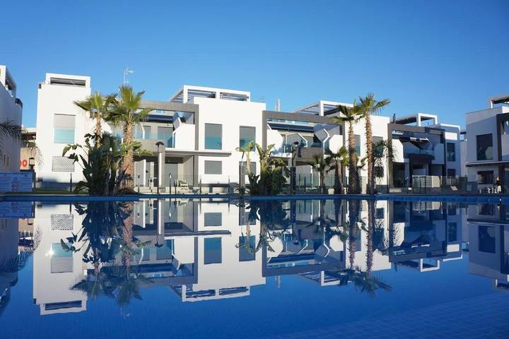 Apartamento de vacaciones para 7 personas, con piscina además de balcón y jacuzzi - 1