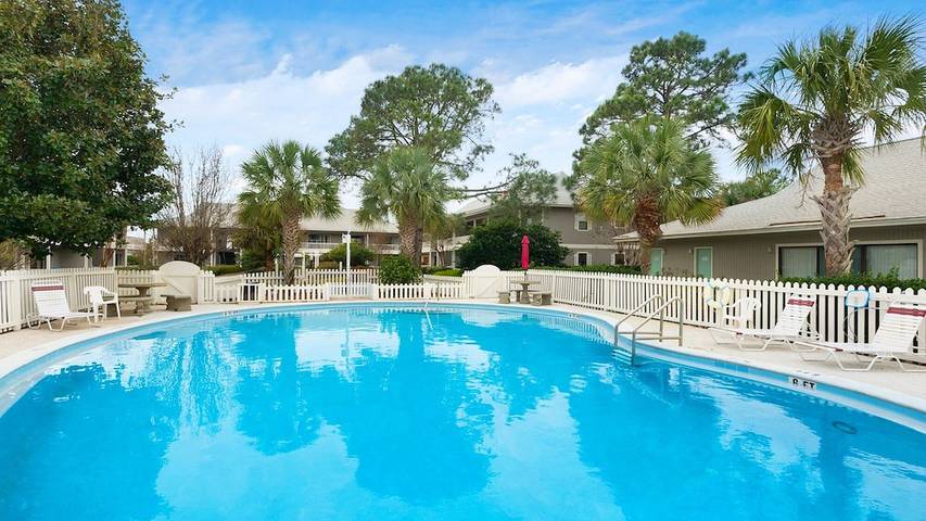 Vacation rental for 6 people, with balcony and pool in Seagrove Beach