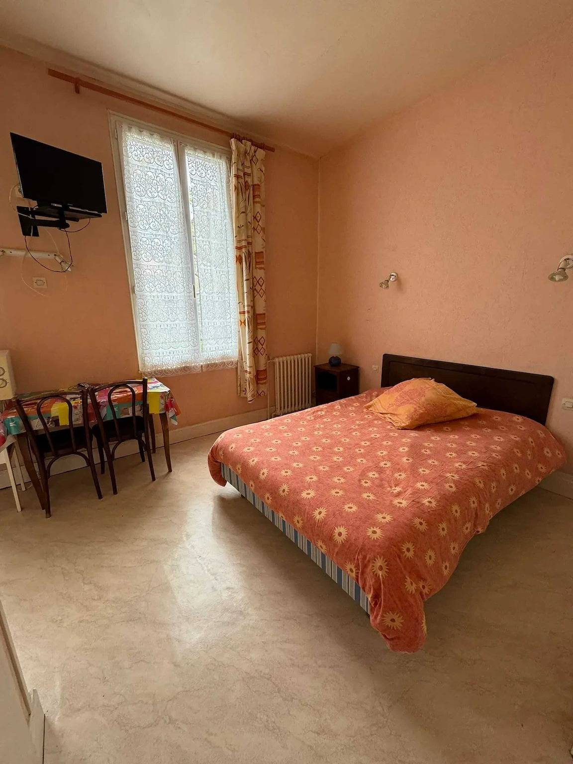 Estudio entero, Estudio confortable en Néris-les-Bains - 18 m² con jardín in Néris-les-Bains, Región de Montluçon