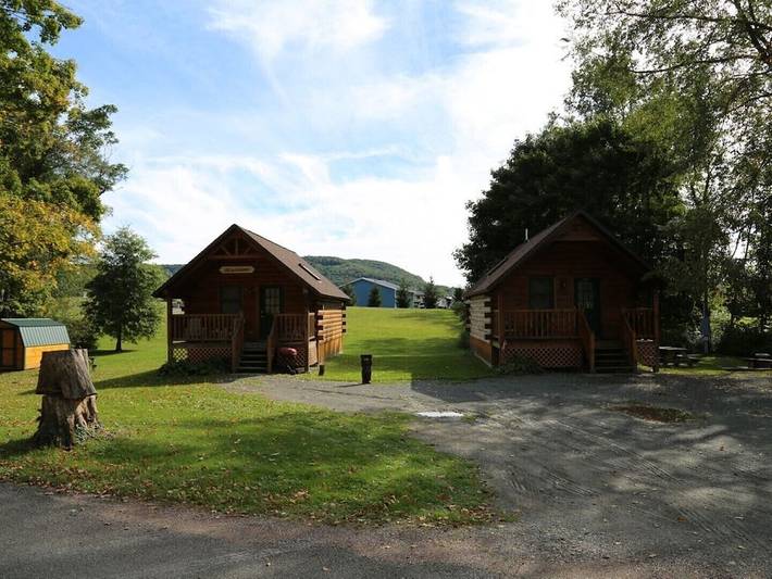 Log cabin for 4 people, with yard in New York State