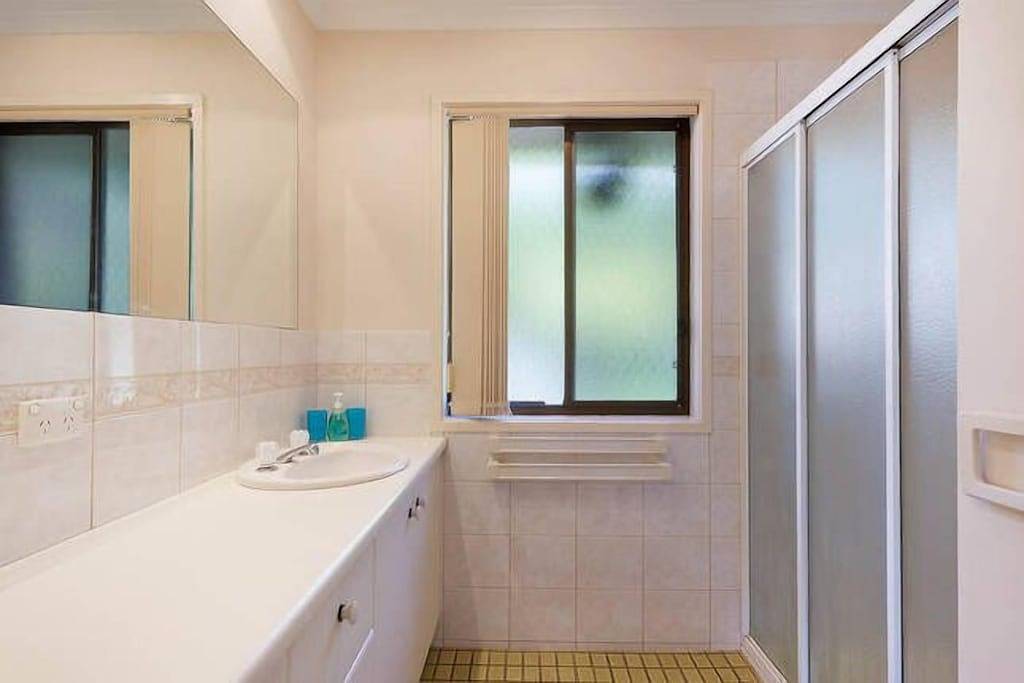 Pete's Place-Seaviews-kurzer Spaziergang zum Strand. in Pambula Beach, New South Wales