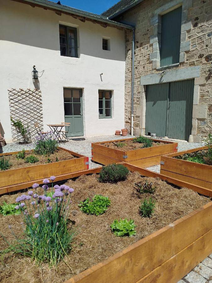 Gîte pour 2 personnes, avec Terrasse ainsi que Jardin et Vue à Forgès