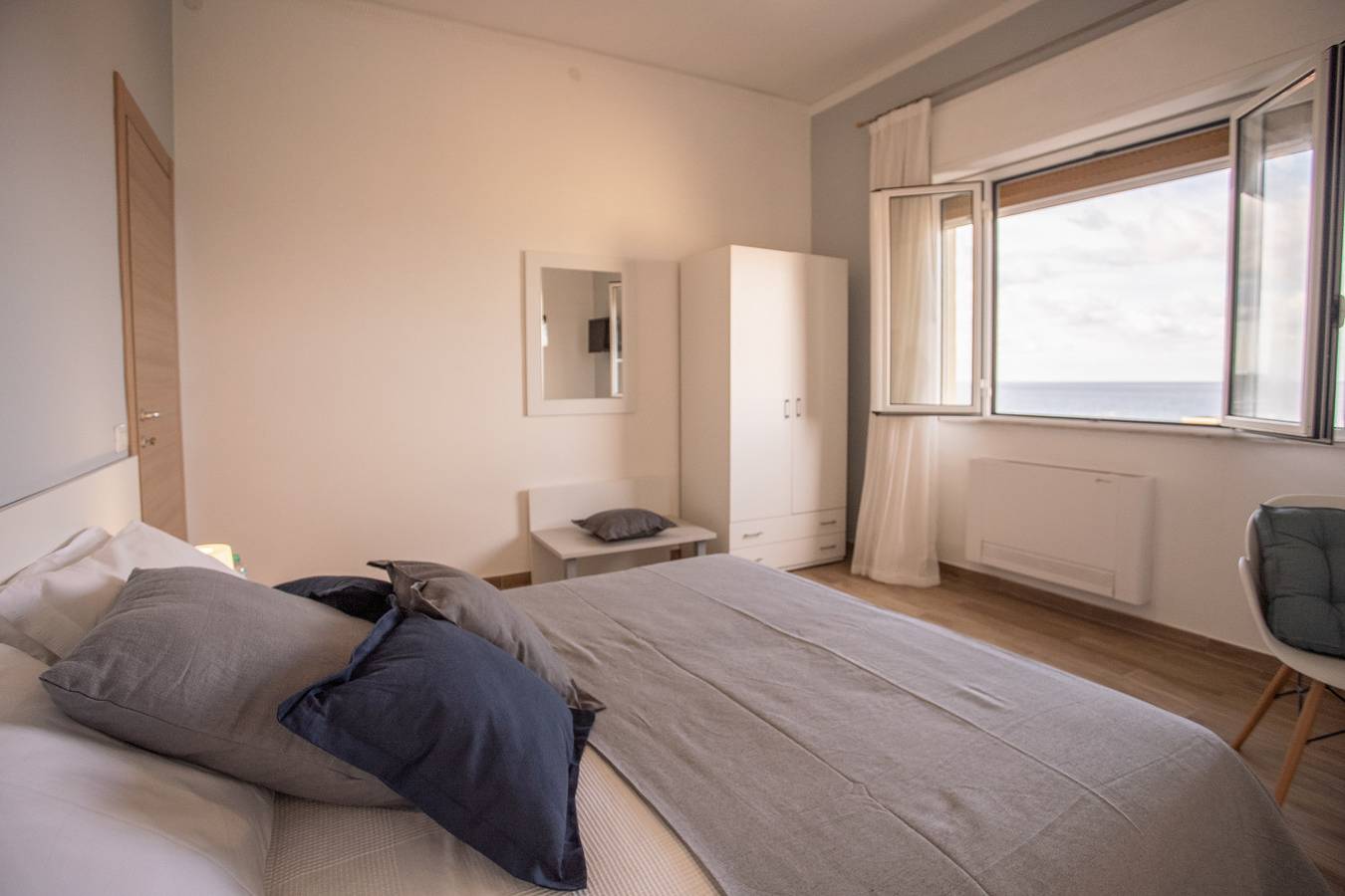 Apartamento vacacional entero, Seaview Rooms in the city center - Queen Room in Cefalú, Cefalù (Municipio)