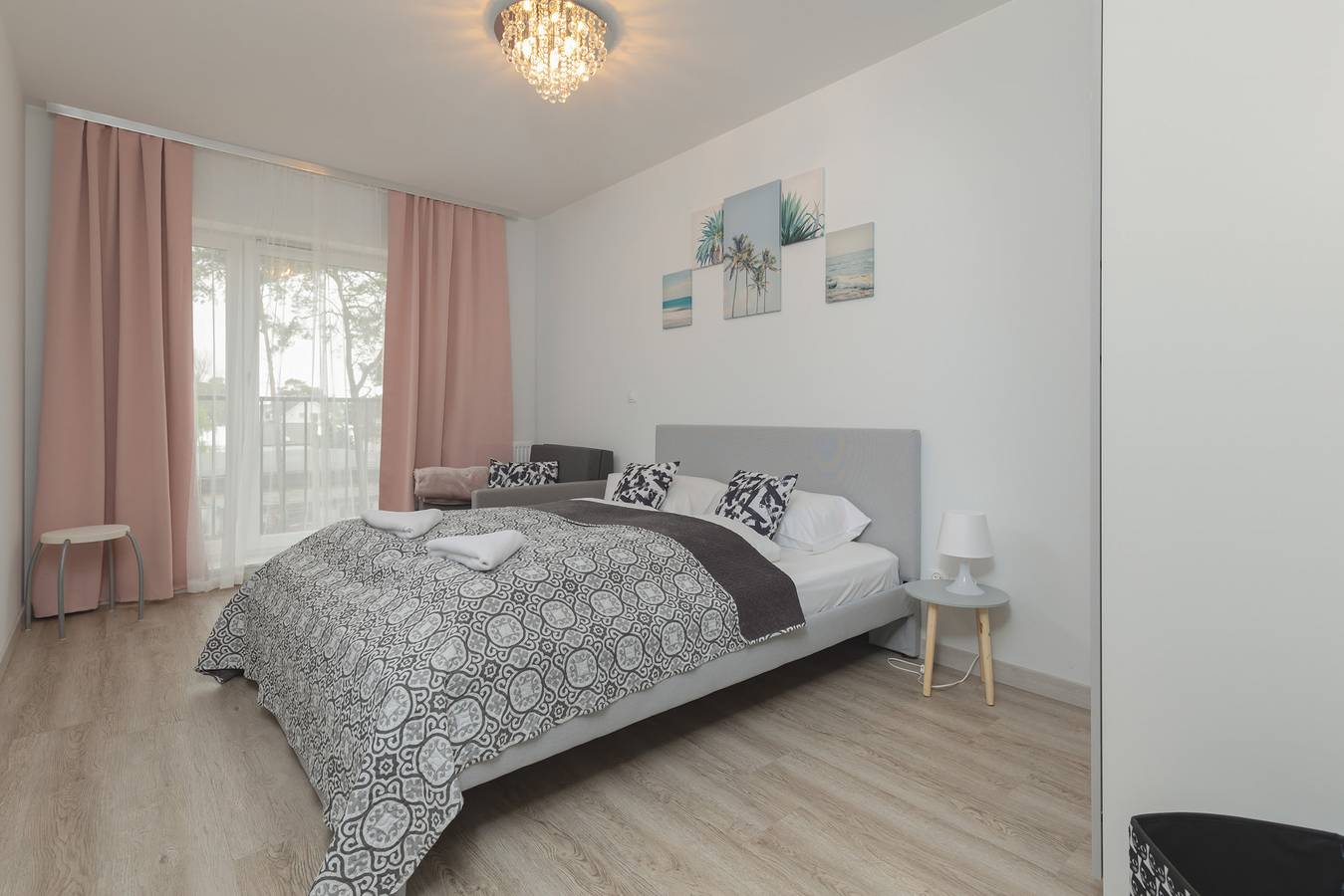 Ganze Wohnung, Modern Apartment with Balcony | 250 m to the Beach in Międzywodzie, Wollin