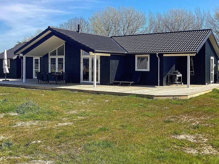 Feriehus for 10 personer, med jacuzzi og sauna i tillegg til terrasse i Falster