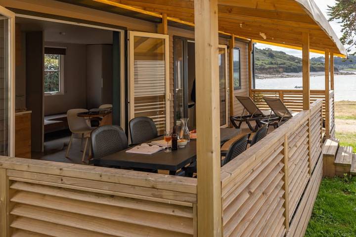 Caravane pour 4 personnes, avec terrasse ainsi que vue sur le lac et balcon/terrasse dans Côte de Granit Rose - 2