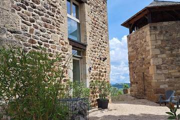 Gîte pour 2 personnes, avec terrasse et sauna ainsi que jacuzzi et jardin, animaux acceptés dans Sévérac-d'Aveyron