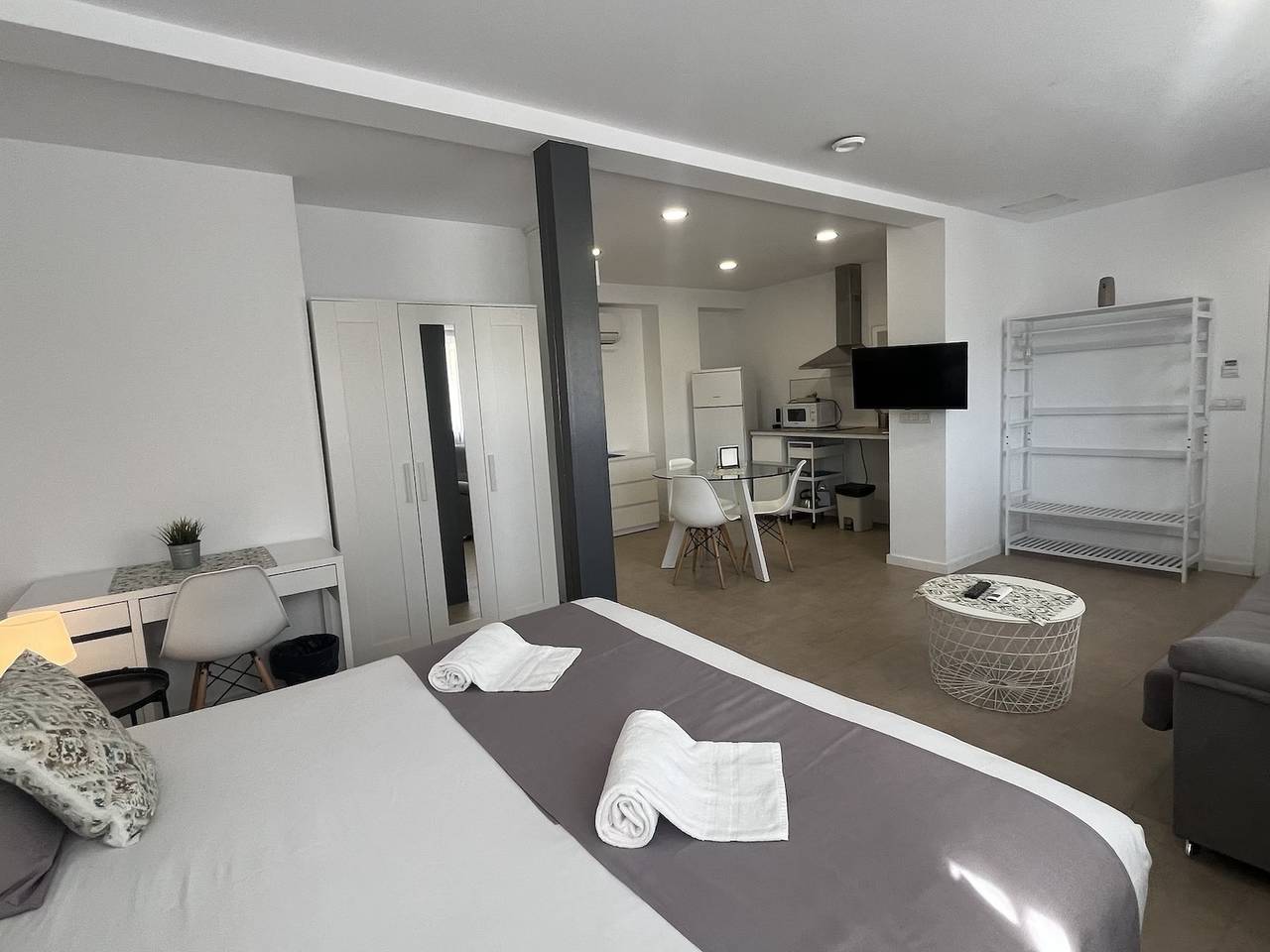 Entire apartment, Reig 1.Studio up to 4 pax. Valencia in Valencia, Costa de Valencia