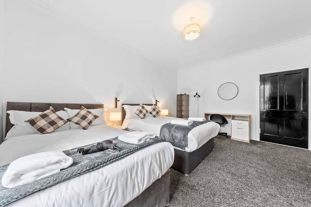 Luxe & Spacious Apt in Hawick -Fast Wifi -Sleeps13 | Walk to Everything in Scottish Borders