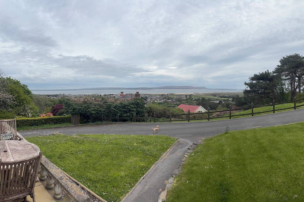 Raphael House - Welsh Sea View Cottage with Jacuzzi in Burry Port, Carmarthenshire