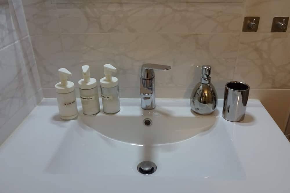 Apartamento entero, Beautiful studio 28 m2 equipped new at 500 m from the metro + free car parking in Montreuil, Sena-Saint Denis