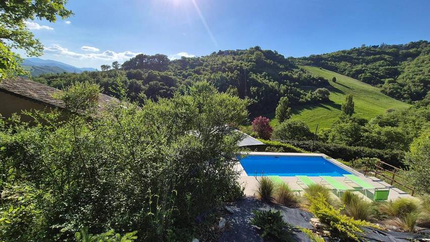 Location de vacances pour 9 personnes, avec vue ainsi que piscine et jardin à Fabriano - 4