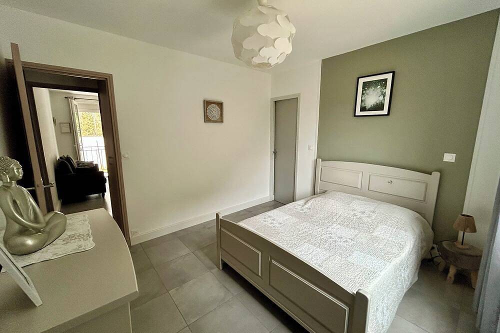 Apartamento entero, 40 m2 apartment with small terrace and parking space in Montfaucon, Region de Nimes