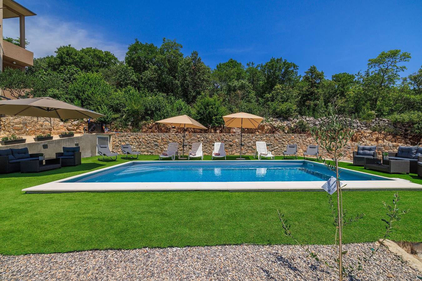 Ganze Wohnung, Hundefreundliches Apartment nur 350 Meter zum Strand mit Meerblick, Pool, Wifi in Dramalj, Primorje-Gorski Kotar