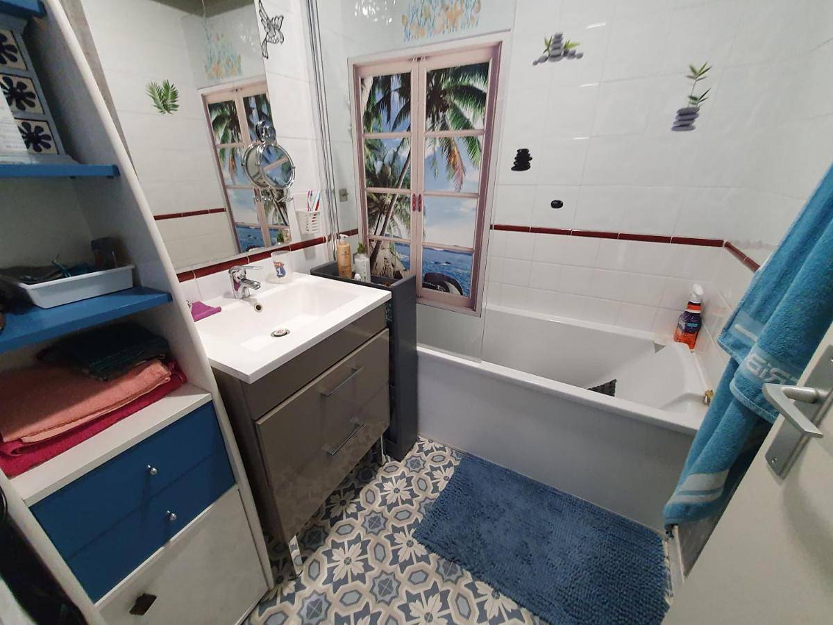 Appartement entier, Two-Bedroom Apartment in Joué-lès-Tours, Région de Tours