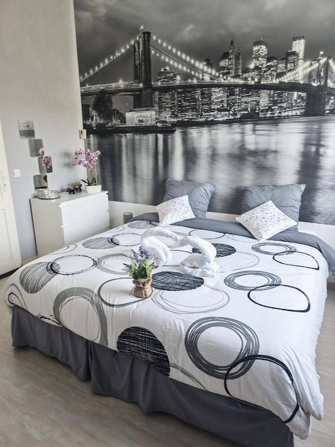 Chambre d’hôte pour 2 personnes, avec Jacuzzi et Terrasse ainsi que Jardin et Piscine